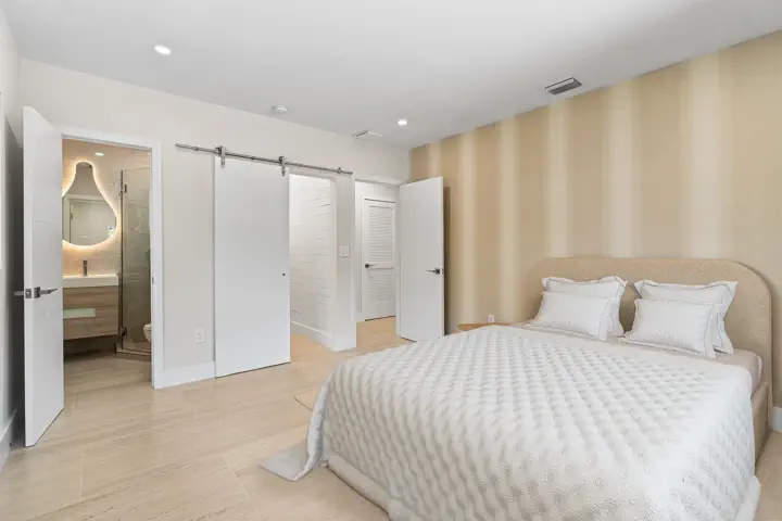 Bedroom with private en-suite